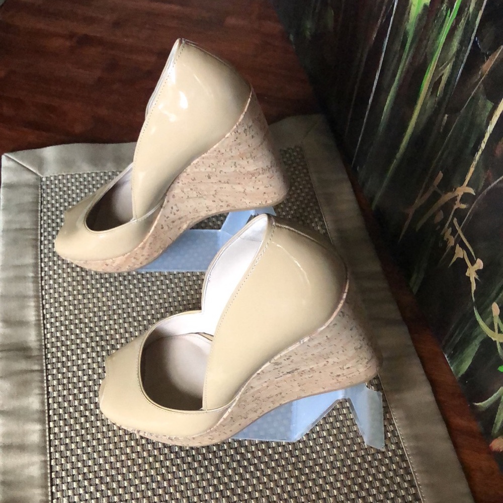 NWOT Via Spiga Tan Patent Leather Wedge Cork Sz 6